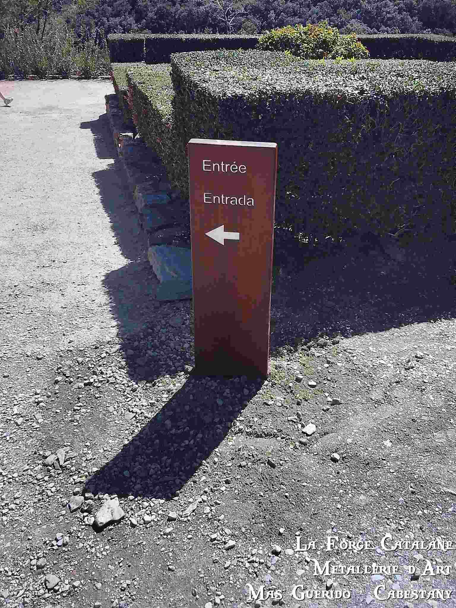 totem caisson tole corten decoupe laser forge catalane.jpg